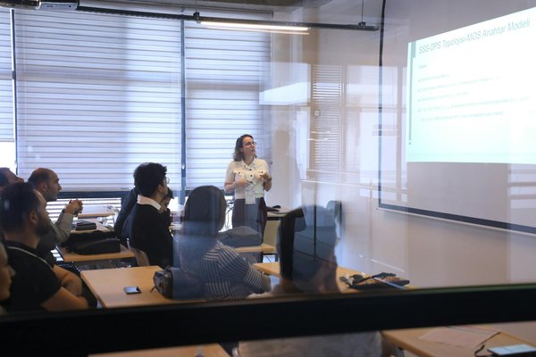 Boostez votre stratégie avec une agence social media créative